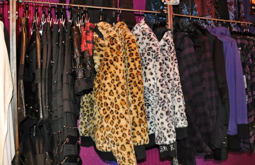 Πλημμύριζαν την αγορά με ρούχα μαϊμού και φέσωσαν 1,5 εκατομμύριο το δημόσιο